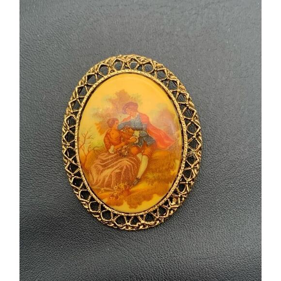 Vintage Ceramic Courting Couple In A Garden Gold Tone Oval Brooch - Picture 1 of 4